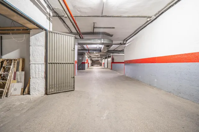 Plaza de garaje cerrado con estanterías en parque Genil cerca de Hospital La Inmaculada — 12