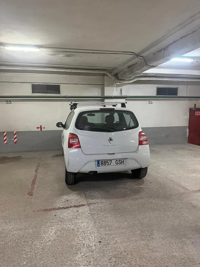 Plaza de parking para auto grande — 12