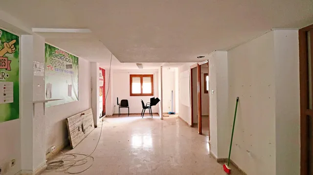 ¡Descubre tu nuevo espacio de trabajo en el corazón de la ciudad! Presentamos un local de dos planta — 4