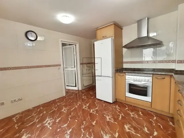 Piso con garaje y ascensor en Narón - foto 3