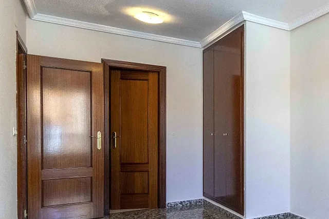 Amplia vivienda de 4 dormitorios con garaje, trastero y metro a pocos minutos — 25