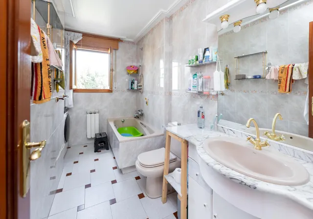 SE VENDE BONITA CASA ADOSADA DE 4 DORMITORIOS CON PISCINA PRIVADA, GARAJE Y GIMNASIO — 19