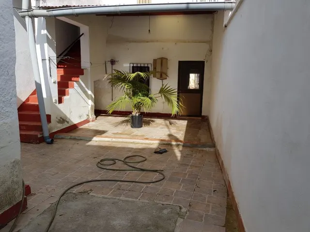 CASA CON COCHERA Y SALIDA A DOS CALLES — 2