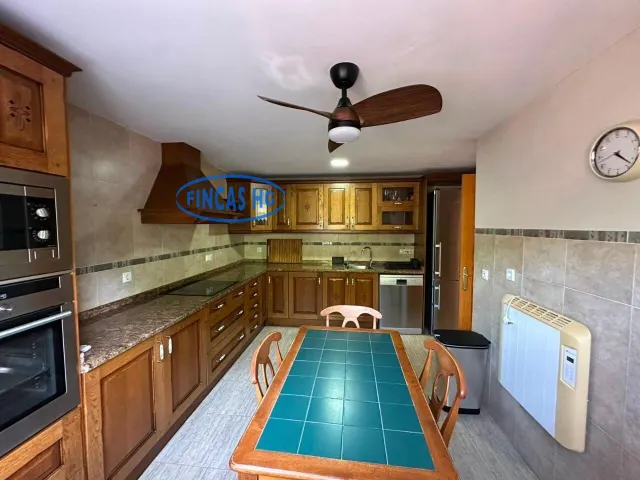 Bungalow de 260 m2 con jardín, buhardilla y garaje en urbanización con piscina en Ciudad Jardín, Alicante — 9