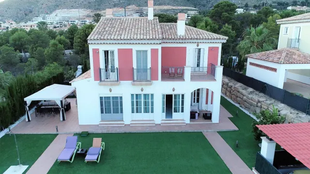 SE VENDE VILLA DE LUJO CON PISCINA PROPIA EN ZONA DE SIERRA 