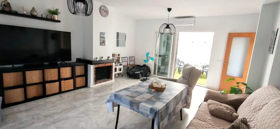 Casa de esquina con patio y chimenea en Villaverde del Río