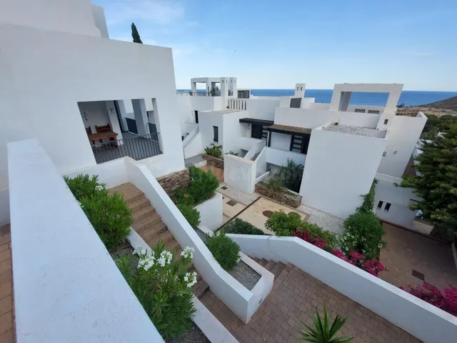 Atico dos dormitorios, terraza vistas al mar y parking en Mo - foto 3