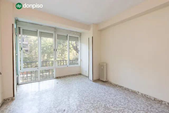 Piso en esquina con terraza y vistas a Plaza Mariana Pineda, Granada — 25