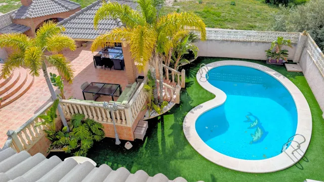 ¡DESCUBRE EL CHALET QUE LO TIENE TODO: ESPACIO, LUZ, PISCINA - foto 2