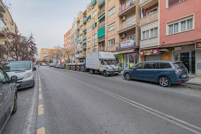 OPORTUNIDAD DE  RENTABILIDAD EN 3 LOCALES COMERCIALES  ALQUILADOS SITUADOS EN AVENIDA DILAR — 6