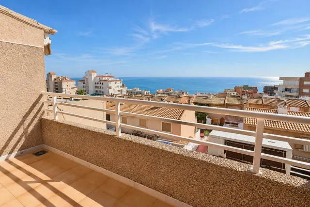 Bungalow adosado de tres plantas con vistas al mar — 7