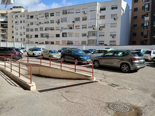 Piso de 77 m2 útiles. Distribuidos en tres dormitorios, salón, cocina, baño y zona de aparcamiento en la parte interior de la urbanización — 24