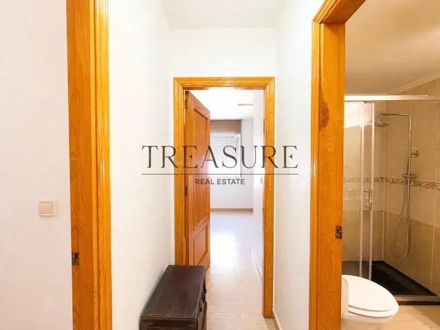 Apartamento en primera línea de mar con plaza de garaje, dos piscinas y orientación sur – Villa Cristal, Playa Paraíso — 8