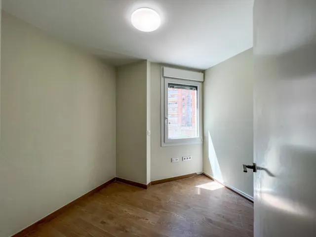 Piso de reciente construcción en alquiler en Avda. Ausias March — 22
