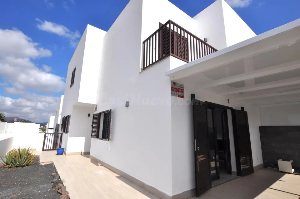 Casa semiadosada en esquina con vistas a los volcanes en Yaiza