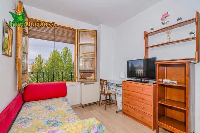 Piso de 4 dorm. con ascensor y Plaza de aparcamiento. Avda. de Madrid. — 8