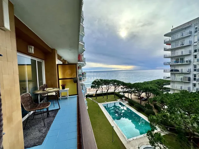 Blanes | Acogedor piso en primera línea de mar con vistas pa - foto 2