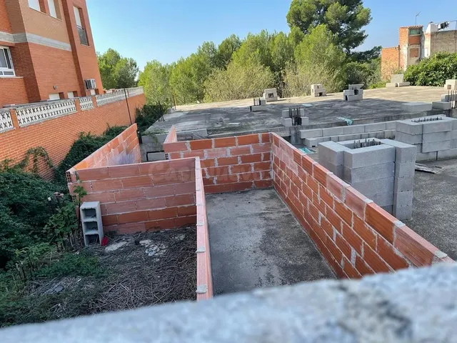 SUELO URBANO CON OBRA PARADA EN CONSTANTI - foto 5