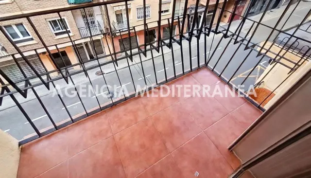 ¡Gran oportunidad de inversión en En Corts! Piso exterior con balcón y muchas posibilidades — 10