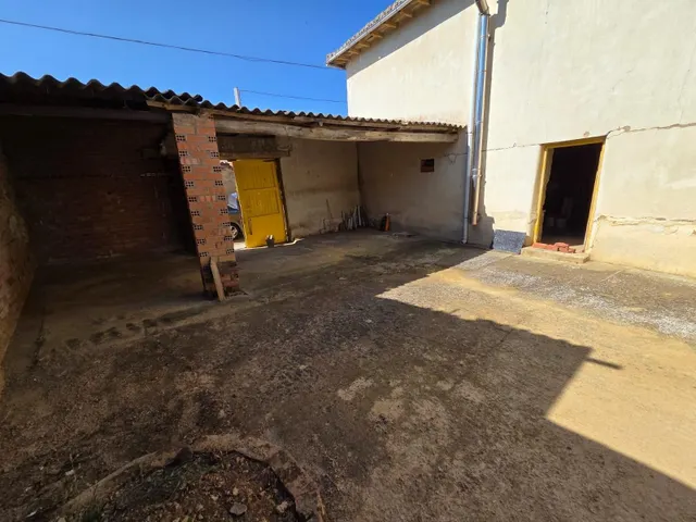 SE VENDE CASA EN CASTILFALE, 2 COCINAS,SALÓN, 6 HAB., BAÑO, PATIO, CALEFACCIÓN. — 17