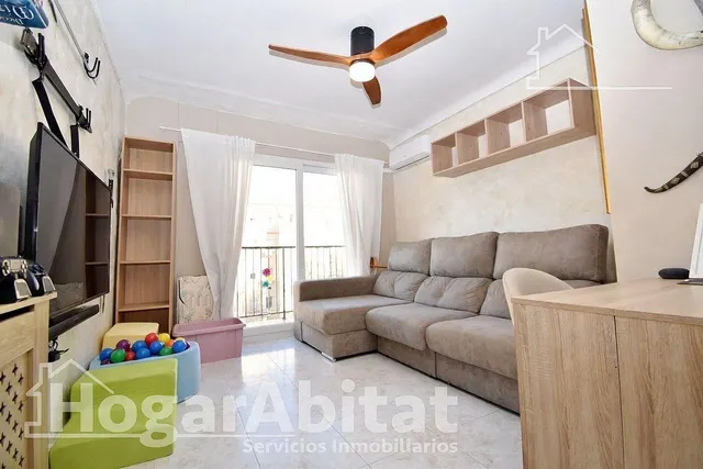 Alto, precioso y semireformado con balcón y ascensor, cerca del tranvia — 25