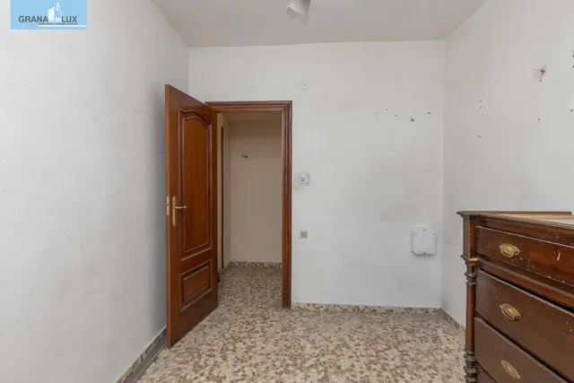 Piso en esquina con terraza y vistas a Plaza Mariana Pineda, Granada — 35