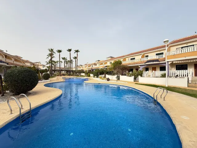 BUNGALOW EN PLANTA BAJA EN ROJALES CON JARDÍN DE 90 M2. 2 DORM. 1 BAÑO. SUPERFICIE DE 75 M2. PISCINAS COMUNITARIAS. — 39