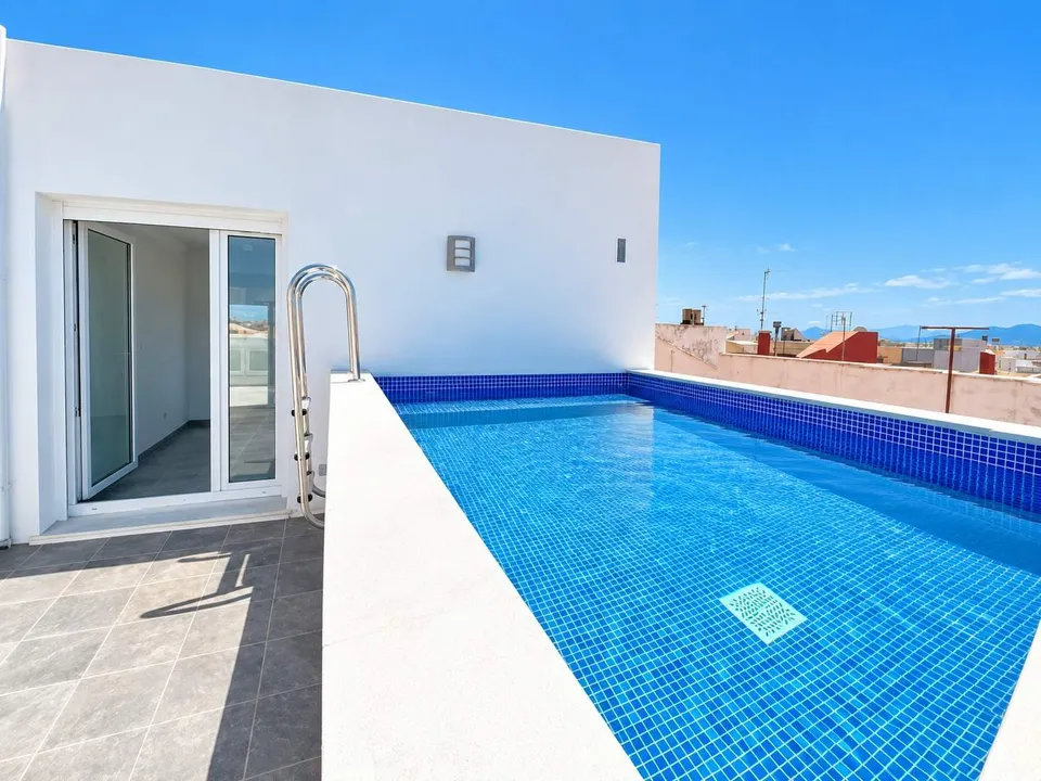 CASA DE DISEÑO A ESTRENAR CON GARAJE EN PILES CONSTRUIDA EN 2024. PISCINA CHILLOUT PRIVADA.