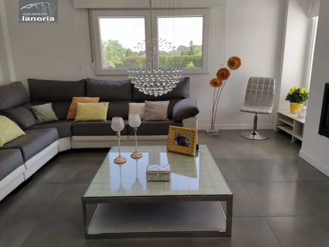 Grupo la Noria Vende Chalet Urbano de 370m2 a pocos km de Albacete. — 47