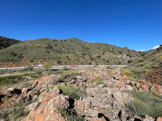 Se vende parcela rústica en los Montes de Málaga, junto a la carretera — 21