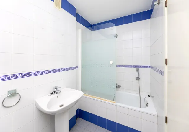 Piso de 3 dormitorios y 2 baños, con cochera. VIVIENDA DE VPO, junto al Parque de Bomberos. — 18