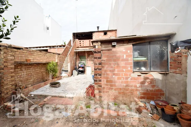 ¡OPORTUNIDAD ÚNICA! AMPLIA CASA PARA REFORMAR CON PATIO Y TRASTERO — 22