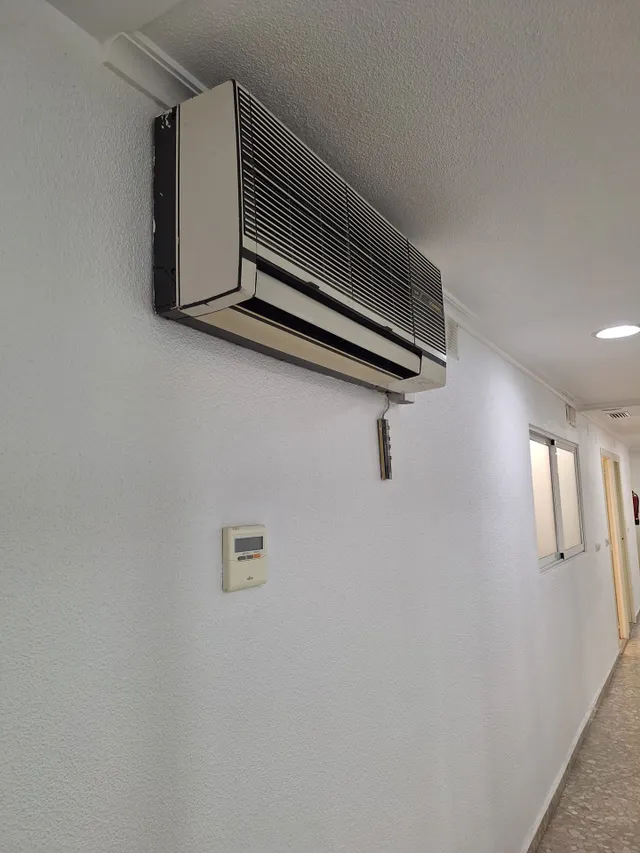 Amplia Oficina Semireformada en Altabix, Elche por €240.000 — 12