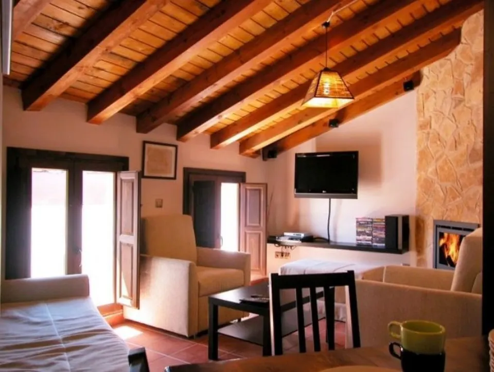 Urbis te ofrece un magnífico edificio en venta en Santibáñez de la Sierra, Salamanca.