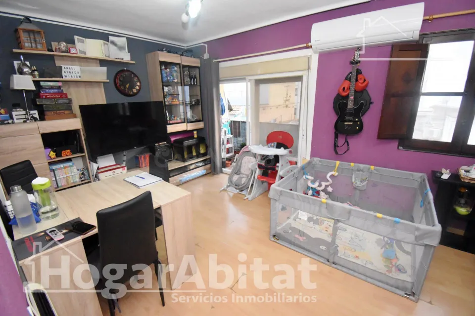 Disfruta de la luz natural y el encanto de vivir a un paso del centro en este acogedor piso con balcón