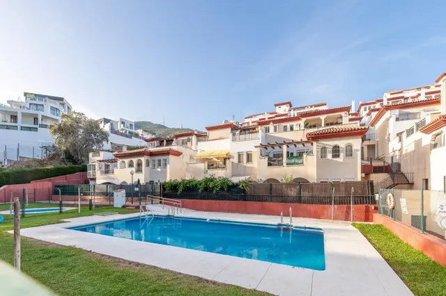 Piso reformado con gran terraza al sur, vistas verdes, garaje y piscina en Benalmádena Pueblo — 26