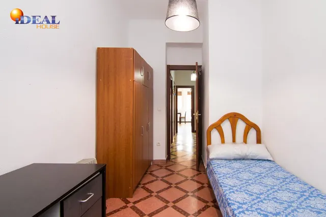 Por debajo de la Plaza Trinidad, a un paso de Facultad de Traductores, Derecho, Escuela de Arte y Oficios. Actualmente 6 estancias(incluido el salón). un cuarto de baño, un aseo, cocina. Techos Alto — 21
