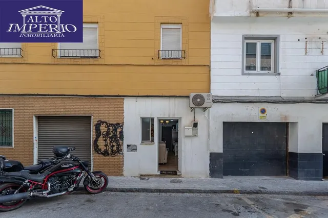 Local adaptado a vivienda en el Zaidin. — 16
