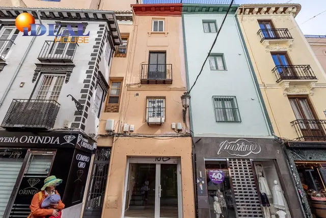 Edificio junto a Plaza Bib-rambla. — 28