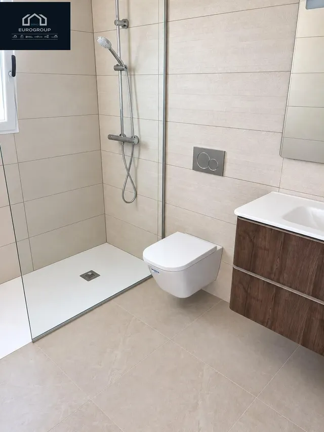 Impresionante chalet en perfecto estado, con 5 dormitorios y 3 baños, piscina privada y garaje con una parcela de 800m en el albir — 26