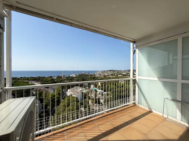 Piso con licencia turística y vistas al mar en la exclusiva  - foto 2