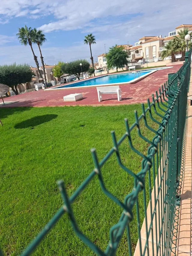 Villa con piscina comunitaria, Alicante, Torrevieja. 4 dormitorios, 82 m2, 1,2 kilómetros del mar — 6