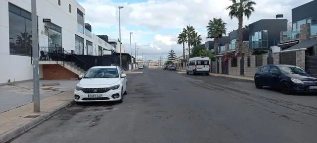 Se alquila por largo tiempo plazas de parking ( garaje ) en lomas de cabo roig ( orihuela costa) — 15
