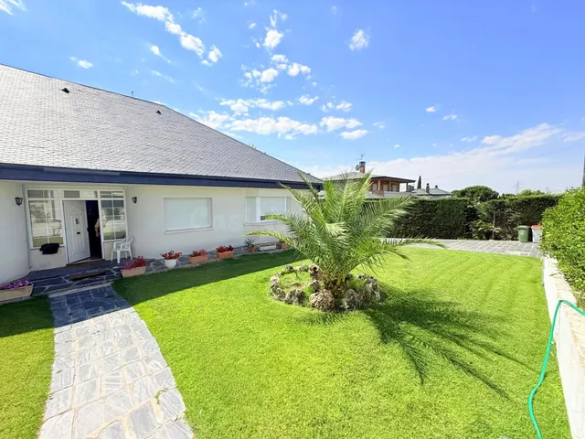 VENTA EN PLENO DOMINIO · Gran chalet de 545 m2 con placas so - foto 3