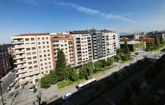 FANTASTICA OPORTUNIDAD 8º PISO 92m2 en AVENIDA GASTEIZ esq. Beato - LUZ Y VISTAS- 3 hab. para entrar a vivir o Actualizar — 25