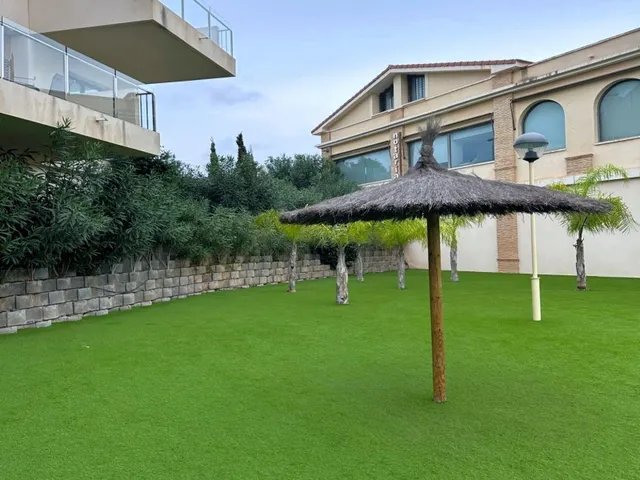 Planta baja moderna (aprox. 63 m2) con 2 dormitorios, 2 baños y amplia terraza/jardín. Gran zona de piscina, cerca del La Zenia Boulevard, ¡y a 15 minutos a pie de la Playa de La Zenia! — 37