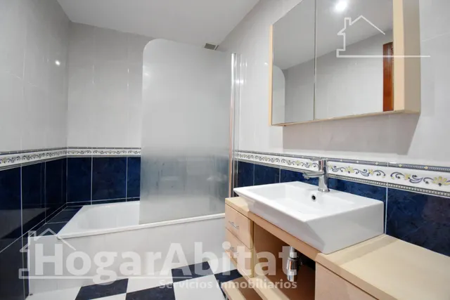 Espacio familiar y comodidad absoluta en este piso totalmente exterior con garaje privado cerrado — 48