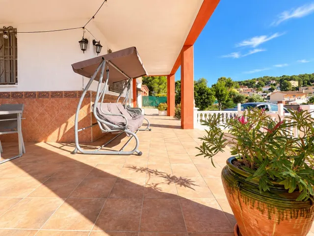 CHALET A CUATRO VIENTOS CON 338 M2, PISCINA Y GRANDES ESPACI - foto 4