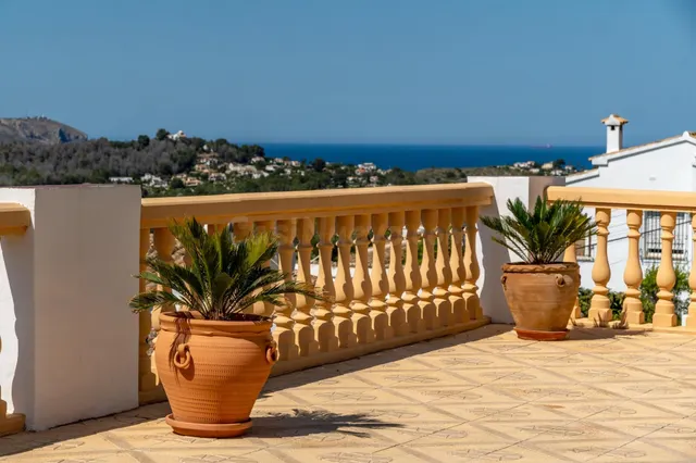 Exclusiva vivienda con vistas panorámicas al Montgó y al mar - foto 3