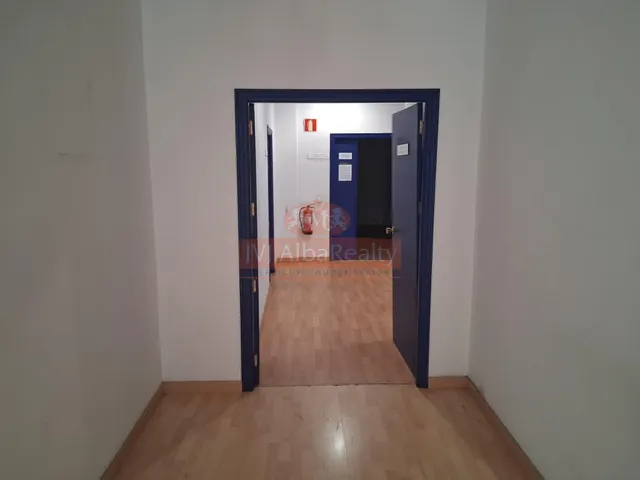 EN VENTA O ALQUILER ESPECTACULAR LOCAL EN ZONA INDUSTRIA — 4
